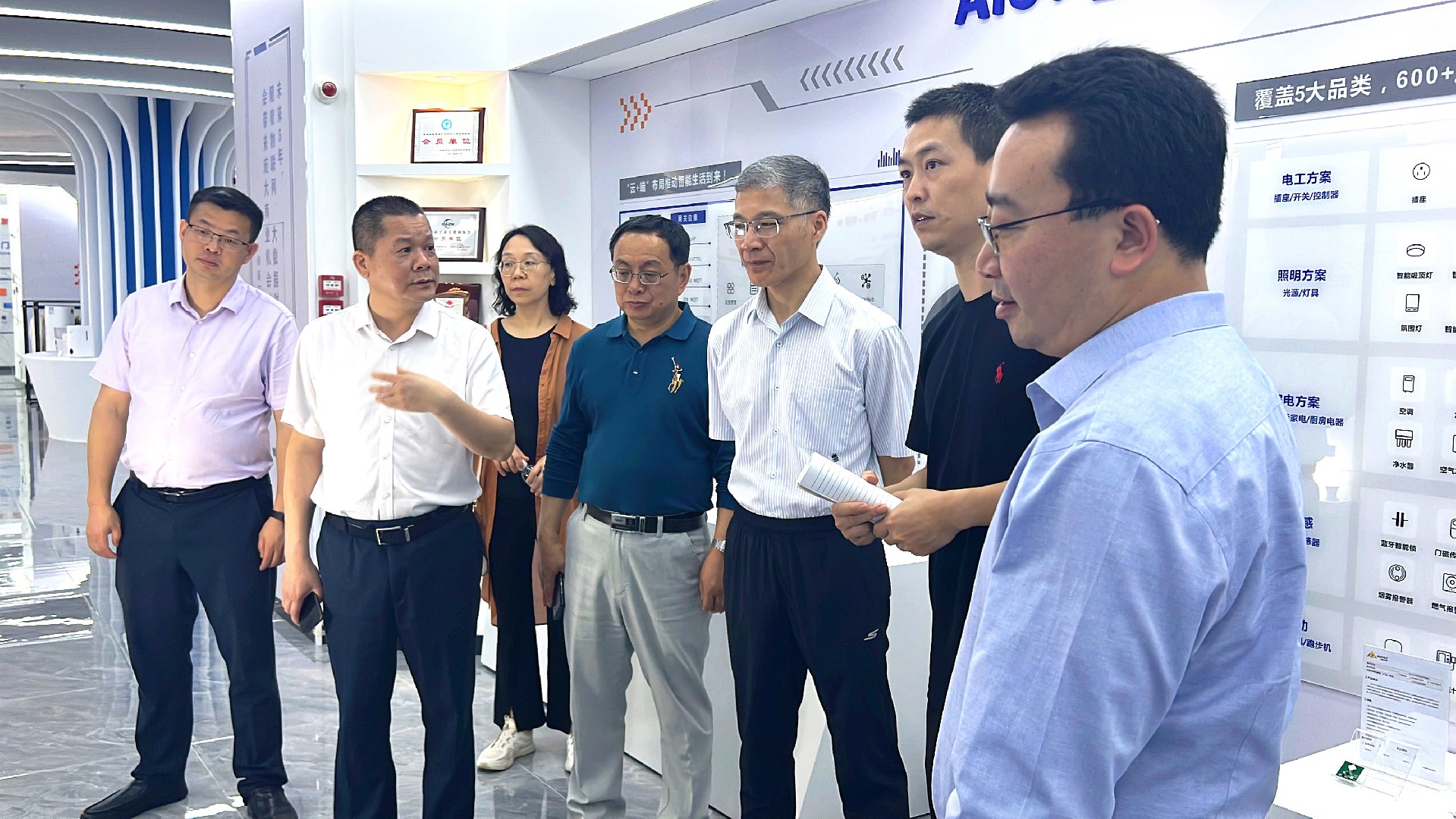  重庆工商大学校领导一行莅临9U平台参观访问